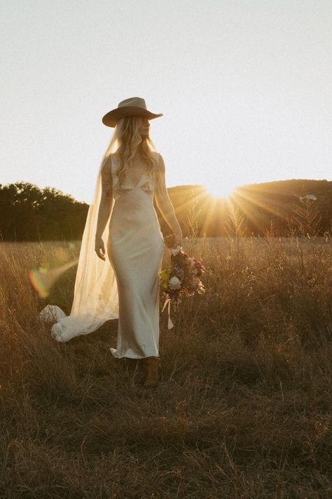 Carefree & Western Bridal Photo Session | Western Bridal Inspiration | This rustic western bridal session with my friend Emily was full of carefree, western, and eclectic bridal vibes! I love capturing a perfect western wedding with intimate wedding ideas! Get inspired by western wedding decorations, western wedding dress ideas, boho western wedding ideas, and western wedding bride flowers! Book Olivia for your boho western wedding or western elopement at oliviaannphotography.com! Wedding Dress With Hat Boho, Southwestern Photoshoot, Western Photoshoot Ideas Flowers, Western Elopement Photoshoot, Western Flower Photoshoot, Western Elopement, Western Wedding Portraits, Western Bridal Portraits, Bridal Portraits Outdoor