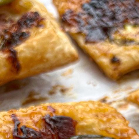 Brandyn Baker | BBQ & Grilling on Instagram: "Easy Upside Down Puff Pastry 🥐🥓🌶️ . RECIPE 1 puff pastry sheet (1/2 of a container) 3 slices of bacon, cooked & crumbled into bits 1 jalapeño, thinly sliced 1/2 C shredded cheese Hot honey 1 egg, beaten for egg wash -preheat oven to 350 degrees -unfold pastry sheet and cut into 4 equal pieces -lay a piece of parchment paper on a baking sheet & add hot honey in each quadrant — about the size of the quartered pastry -top with jalapeño slices, bacon Honey Puff Pastry, Upside Down Puff Pastry, Honey Puffs, Puff Pastry Recipe, Pastry Recipe, Hot Honey, Puff Pastry Sheets, Pastry Sheets, Egg Wash