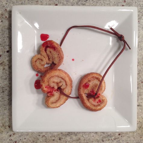 Ear-necklace cookies. Inspired by Daryl Dixon's necklace from The Walking Dead. #TWD #zombie Twd Food Ideas, Twd Themed Party, Twd Birthday Party, Twd Scrapbook, The Walking Dead Birthday Party, Twd Birthday, Walking Dead Birthday Cake, Walking Dead Birthday Party, Walking Dead Birthday