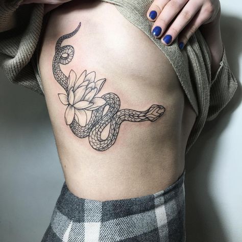 Tatuaje Cover Up, Flower Tattoo On Ribs, Jagua Henna, Tattoo Snake, Tattoo Trend, Snake Tattoo Design, Geniale Tattoos, Snake Tattoo, Rib Tattoo