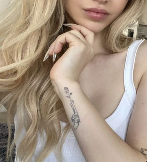 Dove Cameron's Tattoos, Dove Cameron Hand Tattoo, Dove Cameron Aesthetic Icons, Aesthetic Dove Cameron, Dove Cameron 2022, Dove Cameron Breakfast, Boyfriend Dove Cameron, Dove Cameron Wallpaper, Dove Cameron Aesthetic