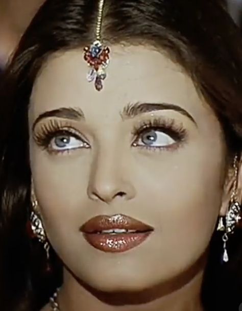 2000s Bollywood Makeup, Bollywood 90s, Aishwarya Rai Makeup, Gala Makeup, 2000s Makeup Looks, Aishwarya Rai Pictures, Bombshell Makeup, Desired Face, Bollywood Makeup