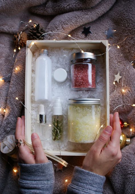 beauty gift idea diy christmas Diy Gift Sets To Sell, Christmas Pampering Gift, Diy Spa Items Homemade Gifts, Spa In A Box Gift Diy, Holiday Gift Sets Skincare, Homemade Spa Gift Set, Diy Body Scrub Recipes, Christmas Gift Baskets Diy, Christmas Gift Packaging