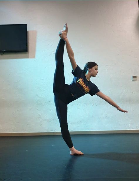 Dance Workout Aesthetic, Acro Dance Aesthetic, Dancer Aesthetic, Dance Class Outfit, Ballerina Workout, Dancing Poses, Dance Motivation, Dance Major, Yoga Poses For Two