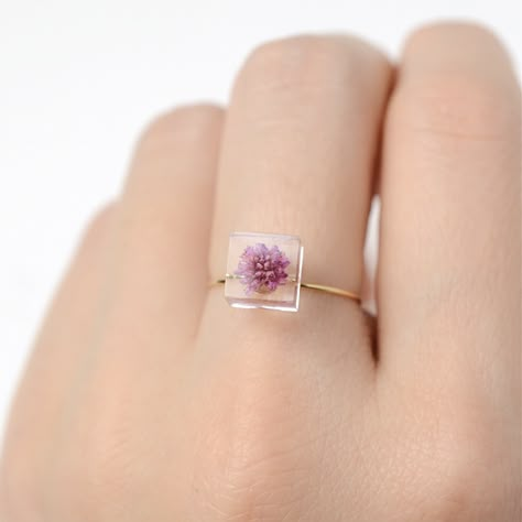 Resin Epoxy Jewelery, Epoxy Ring, Resin Ring Ideas, Pressed Flower Resin Jewelry, Resin Jewellery Ideas, Resin Rings, Trendy Resin Ring Jewelry, Handmade Resin Jewelry Nature-inspired, Pink Resin Jewelry With Pressed Flowers