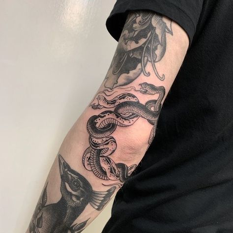 Lunar Tattoo, Tattoo Placements, Elbow Tattoos, Wolf Tattoo Design, Geniale Tattoos, Tattoo Designs And Meanings, Wolf Tattoos, Black Ink Tattoos, Dope Tattoos