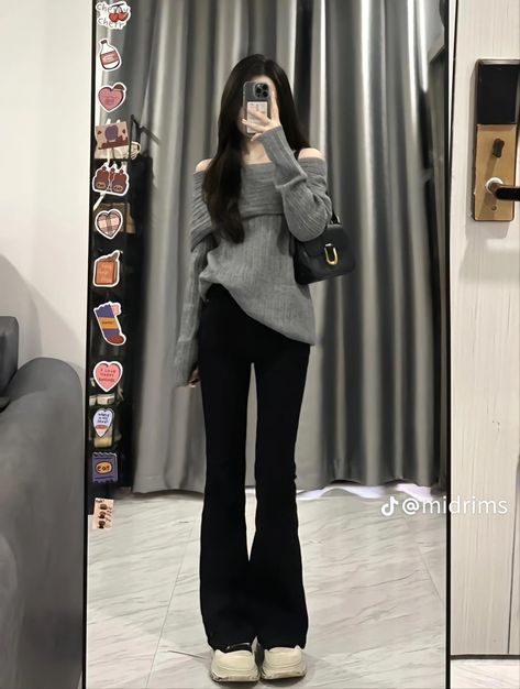 Kpop Shifting Outfits Casual, Outfits For Flared Leggings, Flares Outfit Aesthetic, Flared Black Pants Outfit, Flare Black Pants Outfit, Flare Pants Outfit Casual, Flare Pants Outfit Ideas, Black Flare Pants Outfit, Game Night Outfit