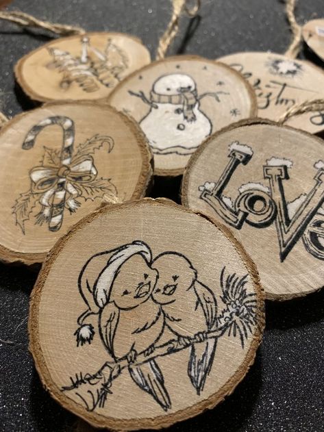 Wooden Burning Art, Wood Burning Art Christmas, Christmas Pyrography Ideas, Woodburning Christmas Ornaments, Wood Burning Ideas Christmas, Pyrography Christmas Ornaments, Pirogravura Ideas, Wood Burn Ornaments, Pirografo Ideas