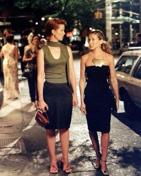 15+ Celebrities Awkward Outfit Moments 2024 - Fashion Tips Tricks Miranda Satc Outfits, Miranda Sexandthecity Outfits, Miranda Satc, Carrie Core, Carrie Outfits, Satc Outfits, Carrie Bradshaw Dresses, Miranda Hobbes, Carrie Bradshaw Outfits