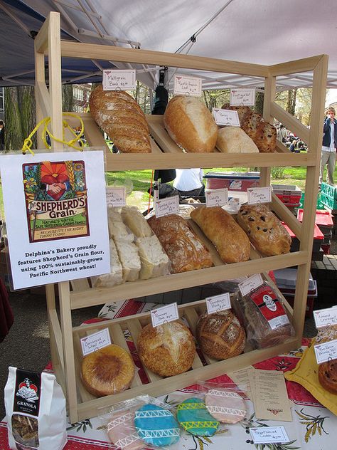 Nice tabletop display, one each bread unwrapped and labeled. Diy Bread Display Rack, Bake Shop Display Ideas, Bread Pop Up Display, Baked Good Display, Bread Stand Display, Farmers Market Bread Display, Bread Stand, Bake Sale Displays, Farmers Market Decor