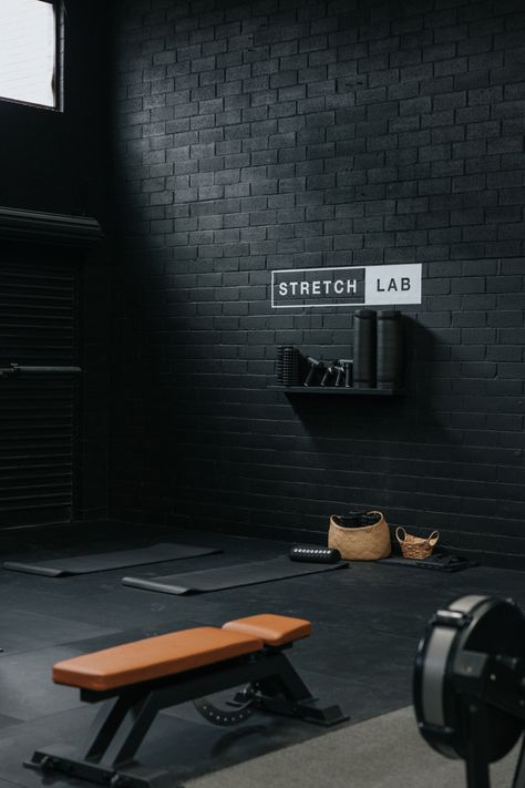 Brick Wall Gym Interior, High End Fitness Studio, Small Gym Studio, Small Gym Bathroom Ideas, Sports Recovery Room, Gym Design Interior Industrial, Industrial Gym Design, Gym Reception Design, Gym Ideas Design Commercial