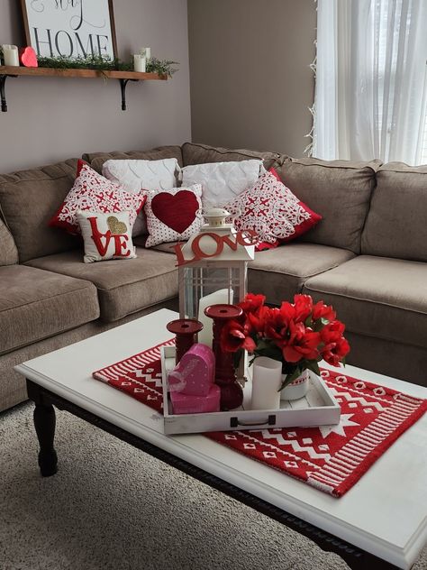 Valentine's Day Home Decor Ideas, Deco Table Saint Valentin, Valentines Entry Table, Valentine Bedroom Decor, Valentines Home Decor, Unique Valentines Day Ideas, Valentines Day Home Decor, Valentines Bedroom, Vday Decor