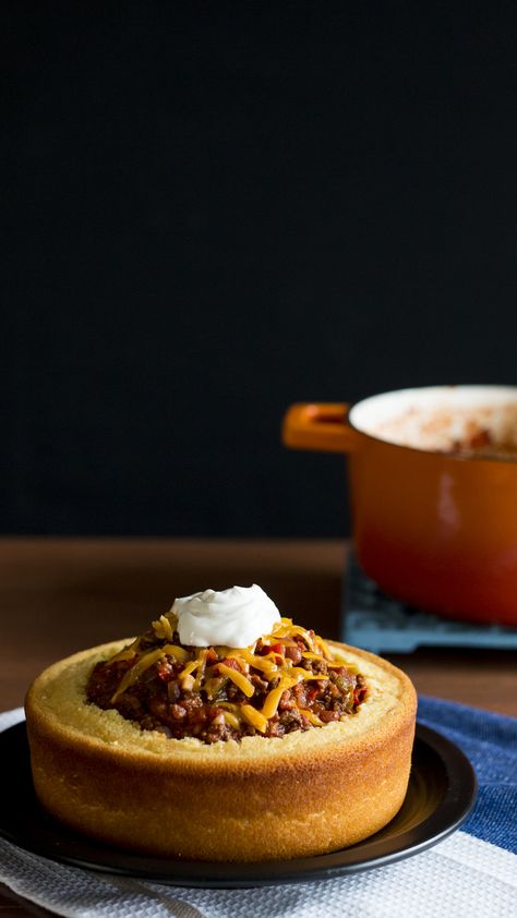 Chilli Cornbread Bowls, Cornbread Bowl, Chili Bowl Recipe, Chilli Bowl, Cornbread Chili, Savory Cornbread, How To Cook Chili, Batch Recipes, Recipes Meat