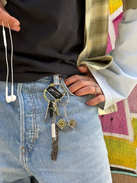 Keychain On Pants Aesthetic, Pants Keychain, Carabiner On Pants, Keychain On Belt Loop Aesthetic, Keychain On Pants, Keychain On Jeans, Carabiner Outfit, Carabiner Keychain Ideas, Carabiner Keychain Aesthetic