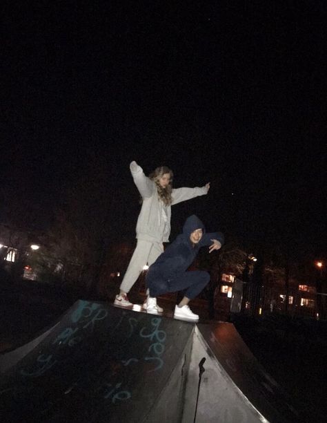 dude you literally only live once. sneak out, and hang with your best friends. live your dream. Skateboarding At Night, Friends Aesthetic, Skateboarding, Best Friends, Photography