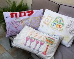 http://www.creativejewishmom.com/2011/04/passover-kids-craft-decorate-pillowcases-for-the-seder.html Pesach Crafts, Kindergarten Sunday School, Passover Activities, Passover Crafts, Jewish Crafts, Kids Pillow Cases, Passover Seder, Yom Kippur, Sukkot