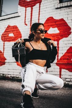 Streetwear Fashion Women Poses, Urban Streetwear Women, Street Fashion Shoot Women, Grafitti Photoshoot Models, Grafitti Photo Shoot, Urban Fashion Photoshoot, Mural Photoshoot Poses, Street Photoshoot Poses Women, Urban Photoshoot Women