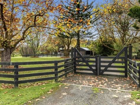 Modern Fencing, Farm Gates Entrance, Driveway Fence, Farm Entrance, Ranch Gates, Country Fences, Farm Gate, Driveway Entrance, Driveway Landscaping