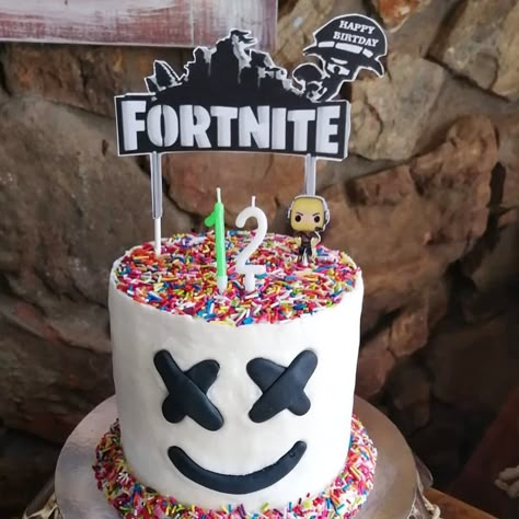 Marshmello Birthday Cakes, Marshmallow Fortnite Cake, Fortnite Cupcake Cake, Diy Fortnite Cake, Fortnite Marshmello Cake, Simple Fortnite Cake, Dj Marshmello Party Ideas, Dj Marshmello Cake, Fortnite Cake For Boys