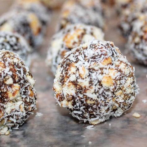 Tasty Date and Biscuit Balls Date Biscuits, Date Paste, Energy Balls Healthy, Date Balls, Coconut Biscuits, Indulgent Food, Tea Biscuits, Kinds Of Desserts, Healthy Homemade Recipes