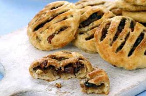 Fat Cakes Recipe, Eccles Cakes, Sweet Puff Pastry, Yorkshire Pudding Batter, Eccles Cake, Cheese Scone Recipes, British Baking Show Recipes, Date And Walnut Cake, Chicken And Mushroom Pie