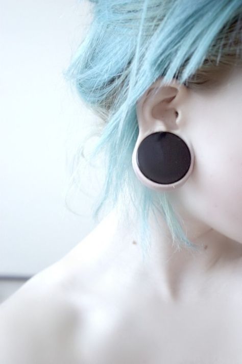 love it Plugged Ears, Labret Vertical, Body Modification Piercings, Ear Stretching, Stretched Lobes, Body Modification, Scene Hair, Belly Button Piercing, Body Piercings