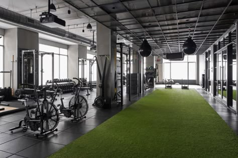 Over 2 jaar zitten wij met onze eigen gym boutique's op meerdere locaties op Goeree- Overflakkee. En zijn wij de grootste aanbieders op het gebied van fitness en gezondheid Boutique Gym Design, Commercial Gym Design, Boutique Gym, Gym Designs, Dream Home Gym, Gym Design Interior, House Gym, Dream Gym, Training Studio