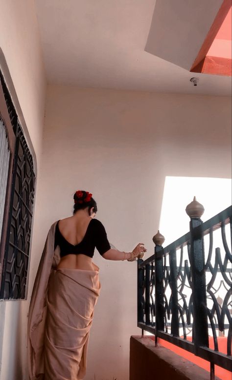 Backless Top Poses, Saree Aesthetic, Desi Fits, Simple Saree Designs, Traditional Blouse Designs, Saree Poses, Traditional Indian Dress, Casual Indian Fashion, Simple Sarees