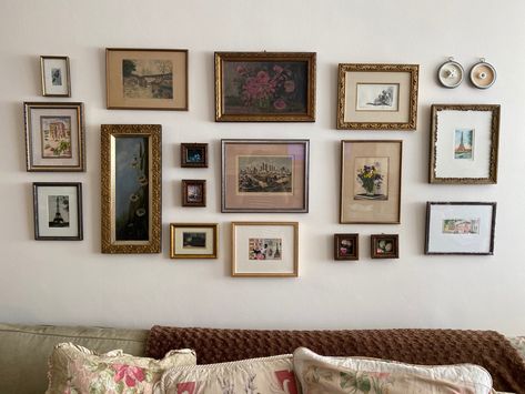 L Shaped Gallery Wall, Eclectic Gallery Wall Above Couch, Photo Gallery Wall Above Couch, Photo Galary Wall Ideas, Mismatched Picture Frame Wall, Brass Frame Gallery Wall, Galary Wall Decor, Gallery Wall In Bedroom, Wall Collage Frames