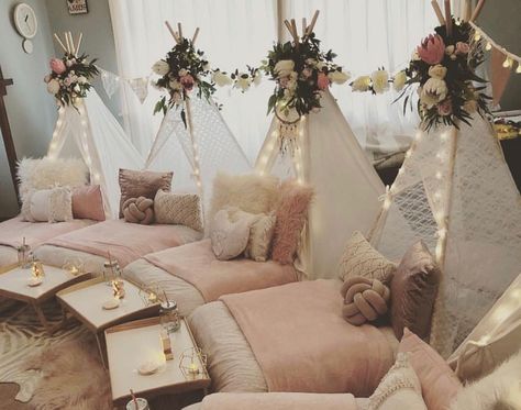 Such a pretty slumber party set up!😍 Credit to @joycoevents Bridal Sleepover, Slumber Party Decorations, Adult Slumber Party, Boy Sleepover, Girls Sleepover Party, Sleepover Room, Birthday Sleepover Ideas, Slumber Party Birthday, Girls Slumber Party