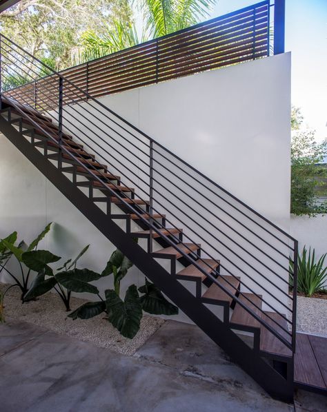 Verandah House, External Stairs, Exterior Staircase, Modern Steel Gate Design, Porch Railing Designs, Spiral Stairs Design, Outside Stairs, Landscape Stairs, Front Stairs