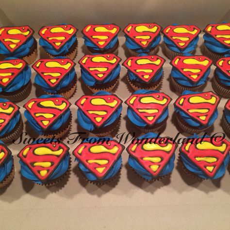 Superman Cupcakes Fetuchini Alfredo, Superman Cupcakes, Superman Cakes, Superman Birthday, Avenger Birthday Party, Batman Birthday Party, Avengers Birthday, Batman Birthday, Birthday Themes