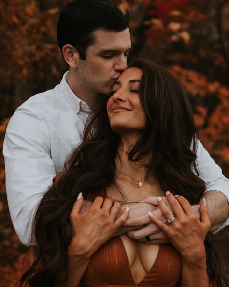 Fall photoshoot, fall fashion, couples photography, couples photoshoot, couples poses, fall, fall engagement, mountains, autumn Fall Wedding Couple Pictures, Simple Engagement Pictures, Couple Pl, Unique Fall Engagement Photos, Autumn Couple Photoshoot Outfits, Outdoor Engagement Photo Poses Fall, Fall Engagement Photos Ideas October, Couple Fall Shoot, Couple Photoshoot Sitting