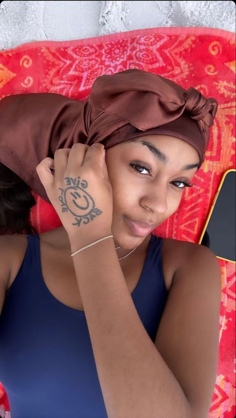 Tattoo Inspo Aesthetic Black Women, Give Love Back Tattoo, Tattoo Of Black Woman With Locs, She Is Art Tattoo Black Women, Kehlani Hand Tattoos, Kehlani Back Tattoo, Cute Hand Tattoos, Hand Tats, Pretty Hand Tattoos