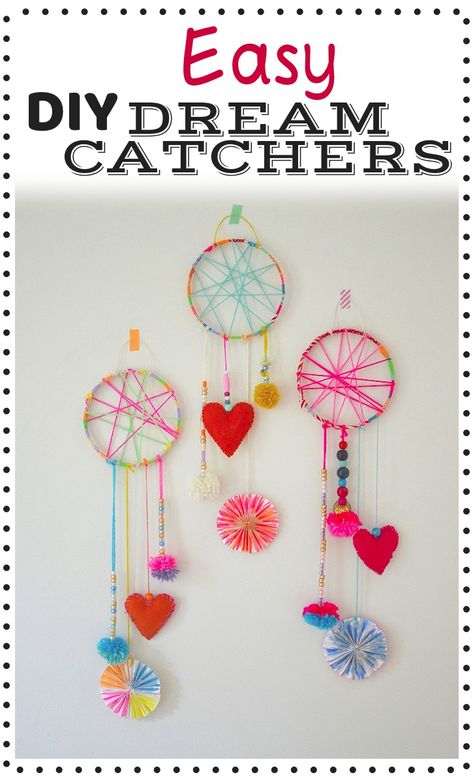 Aren't these dream catchers so pretty!? Such a fun and neat project for kids of all ages to make with simple supplies like yarn, washi tape, beads and felt. A creative wall decor idea for their room or even gift idea for their friends. A super fun after school or summer project for when they are bored at home. Plus they are super easy to make, and you can make them as simple or as detailed as you want. Get creative with any supplies you have at home, even paper! Dream Catcher Kids Craft, Art Projects For Birthday Parties, Dt Projects For Kids, Easy Crafts For Middle Schoolers, Crafts For 11-13, Diy Easy Dream Catcher, Home Made Dream Catchers, Market Day Crafts For Kids, Dreamcatcher Craft For Kids