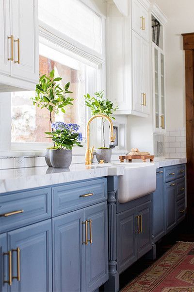 Beautiful blue kitchen with gold accents #bluekitchens #bluedecor #kitchendesign #kitchendecor #kitchenremodel #blueandwhitekitchen Kitchen With Blue Cabinets, Color Cabinets, Model Dapur, Kitchen Ikea, Kitchen Improvements, Blue Kitchen Cabinets, Kabinet Dapur, Farmhouse Kitchen Cabinets, Decor Ikea