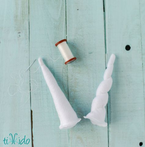 How to make a unicorn horn headband. Using felt and dollar store headbands, make these adorable unicorn horns for costumes, dress up, or party favors. How To Make Unicorn Horn, Unicorn Horn Template, Horn Template, Store Headbands, Diy Unicorn Horn, Diy Unicorn Horns, Venus Angelic, Quirky Hair, Unicorn Horn For Horse