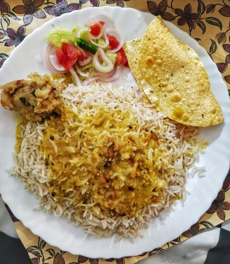 Dal, Chawal, Aaloo ka Bharta, Papad and Salad Dal Chawal Aesthetic, Dal Chawal Snap, Dal Chawal Indian, Khana Khazana, Afternoon Lunch, Meal Box, Tasty Lunch, Vegetarian Snacks Recipes, Quick Recipes Snacks