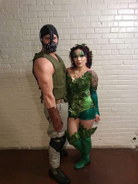 Bane and poison ivy couple’s costume   #bane #poisonivy #diy #batman #halloween #couplescostumes Bane Costume Men, Poison Ivy And Bane Costume, Poison Ivy And Bane, Bane Costume, Diy Batman, Batman Costume Diy, Batman Halloween, Poison Ivy Costumes, Batman Costume