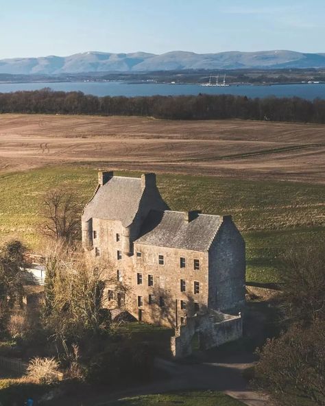 Midhope Castle Scotland, Midhope Castle, Outlander Aesthetic, Jaime Fraser, Stirling Castle, Scotland Tours, Sims Houses, Castle Scotland, Art Concepts