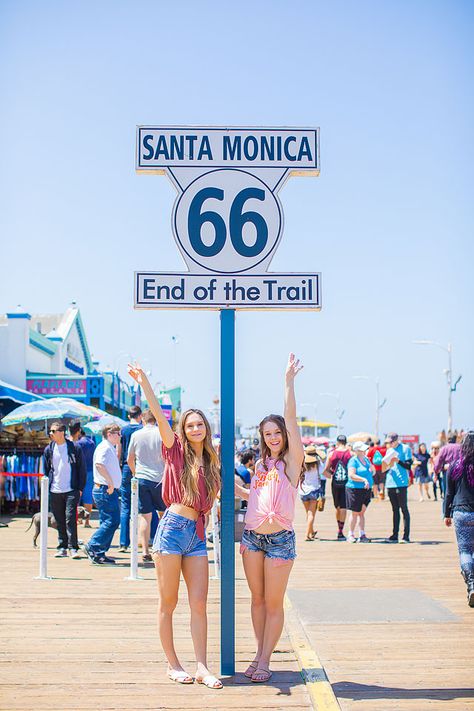 Sta Monica Pier Outfit, California Picture Ideas Los Angeles, Pier Outfit, Funky Mural, Los Angeles Trip, La Photoshoot, Georgian Hotel, Los Angeles Pictures, Los Angeles Travel Guide