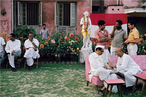 A Marwari Wedding Reception in South Calcutta's Singhi Park, Calcutta, West Bengal, circa 1972. Copyright 2017 © Succession Raghubir Singh. Raghubir Singh Photography, Raghubir Singh, Marwari Wedding, Photo Mood, Modern India, Royal Ontario Museum, Indian Pictures, Gallery Of Modern Art, Photography Color