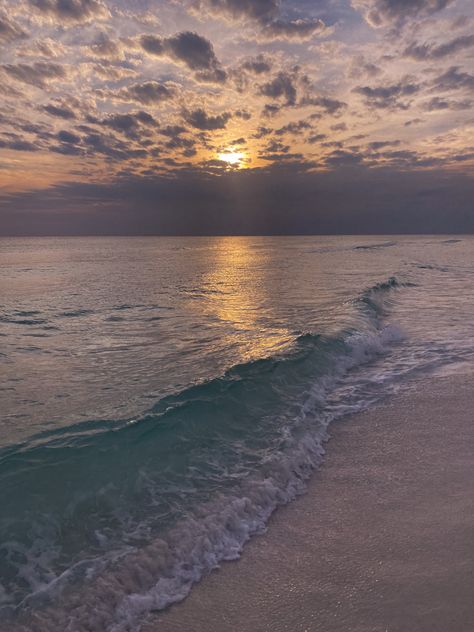 Destin beach Cloudy Sunset, Fantasy Life, Iphone Lockscreen Wallpaper, Iphone Lockscreen, Lockscreen Wallpaper, Destin Beach, Florida Beaches, Aesthetic Wallpapers, Beach House