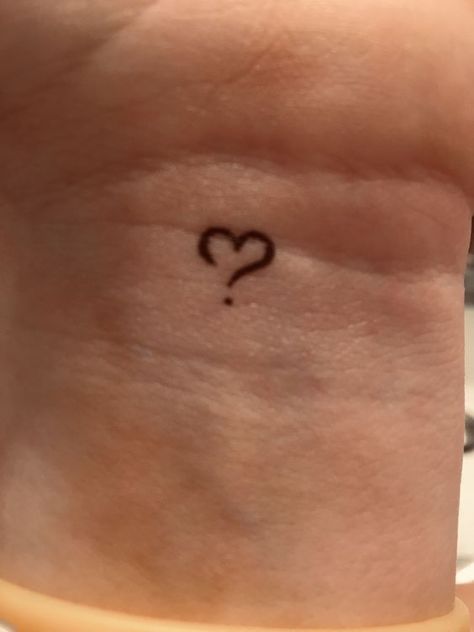 Things Draw On Your Hand, Simple And Cute Tattoos, Cute Easy Hand Tattoos, Hand Stick N Poke Tattoo, Cute Drawings On Hand, Easy Finger Tattoos, Tattoo Ideas Easy, Henna Doodles, Hanna Tattoo