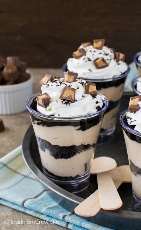 No Bake Peanut Butter Fudge Cheesecake Parfaits - easy little treats full of peanut butter and cookie goodness. Great mini dessert recipe! No Bake Peanut Butter Fudge, Mini Dessert Easy, Fudge Cheesecake, Cheesecake Parfait Recipes, Breakfast Parfait Recipes, Jar Desserts, Mini Dessert Recipes, Dessert Cups Recipes, Mason Jar Desserts