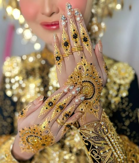 Fancy Mehndi Designs Henna Hands, Glitter Henna Designs, Henna 2024, Gold Henna Designs, Henna Pengantin, Henna Makeup, Glitter Henna, Eid 2024, Gold Henna