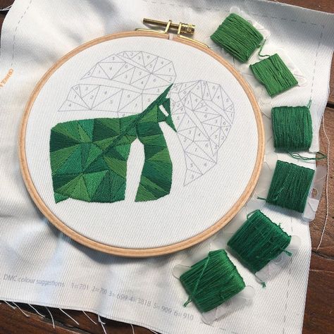 Nature Embroidery, Modern Hand Embroidery Patterns, Cool Embroidery, Embroidery Frame, Embroidery Bags, Fabric Embroidery, Hand Embroidery Art, Modern Embroidery, Embroidery Hoop Art