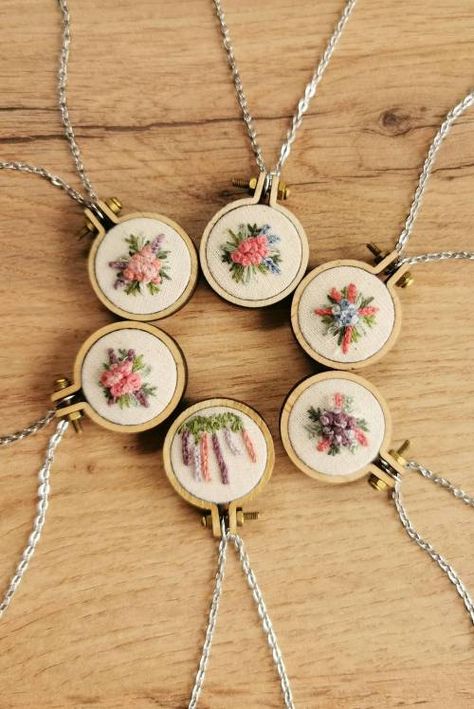 Mini hoop necklaces by beautifulcollision Mini Embroidery Hoop, Girls Camp Crafts, Embroidery Ornaments, Mini Embroidery, Embroidery Crafts, Miniature Embroidery, Small Business Packaging Ideas, Business Packaging, Basic Embroidery Stitches