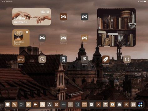 Homescreen Dark Academia, Ipad Homescreen Ideas Dark, Dark Academia Ipad, Dark Academia Aesthetic Pictures, Dark Academia Desktop Wallpaper, Ipad Home Screen Layout, Ipad Homescreen Ideas, Architectural Digest Bedroom, Iphone Layout Homescreen