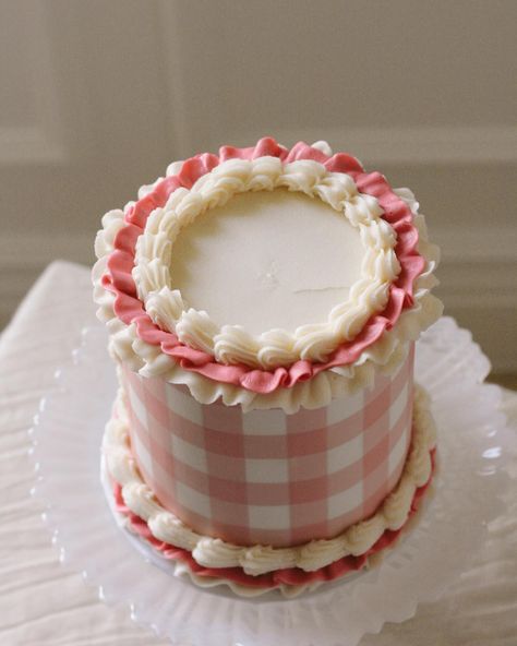 gingham is always a fav but PINK gingham? LOVE #cakedecorating #girlsjustwannabeone #firstbirthday #smashcake #cakedesign #birthdaycake Pink Gingham Birthday Cake, Pink Gingham Cake, Checkered Birthday Cake, Gingham Birthday Cake, Gingham Cake, Goose Cake, Checkered Cake, Pink And White Checkered, 19th Birthday